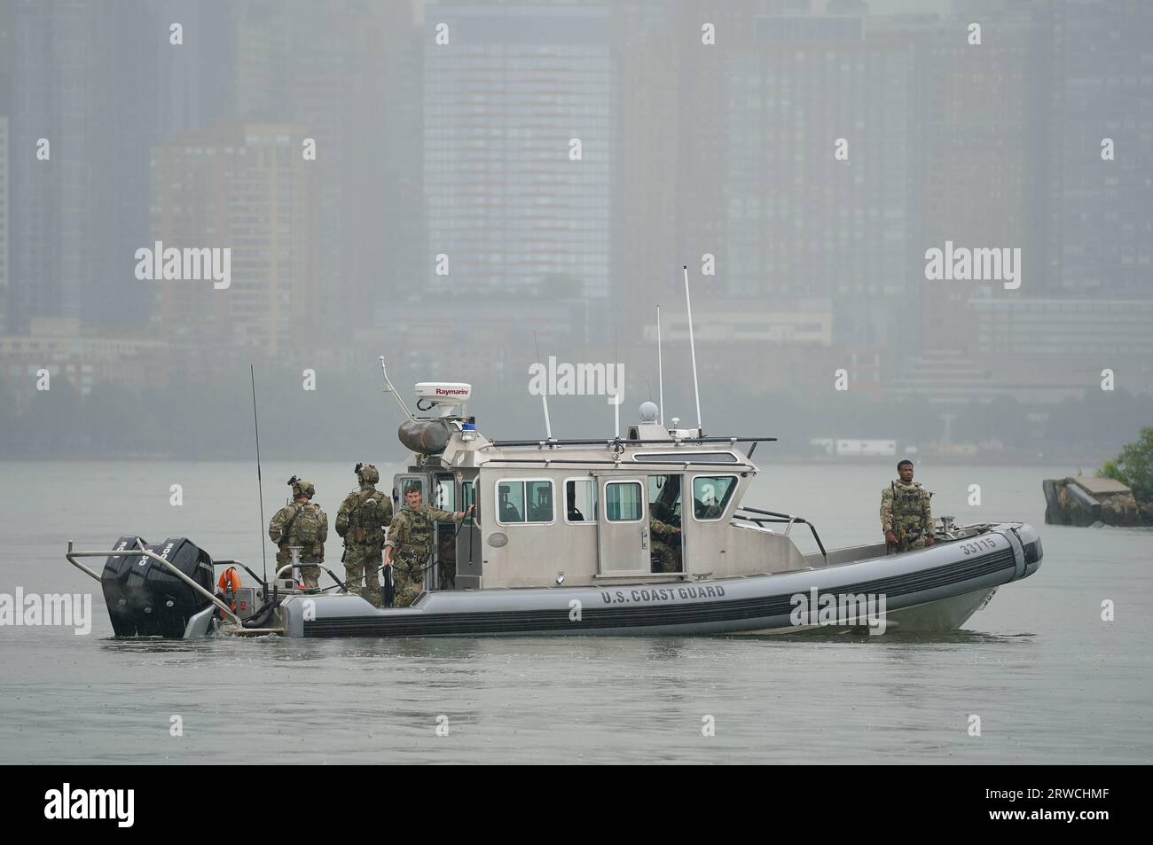 Una barca della Guardia Costiera americana attende l'arrivo del Principe di Galles per la sua visita al progetto Billion Oyster presso la Liberty Landing Marina durante una visita di due giorni a New York negli Stati Uniti. Billion Oyster Project è un'organizzazione no-profit che ha la missione di ripristinare le barriere coralline di ostriche nel porto di New York attraverso iniziative di educazione pubblica. Data immagine: Lunedì 18 settembre 2023. Foto Stock