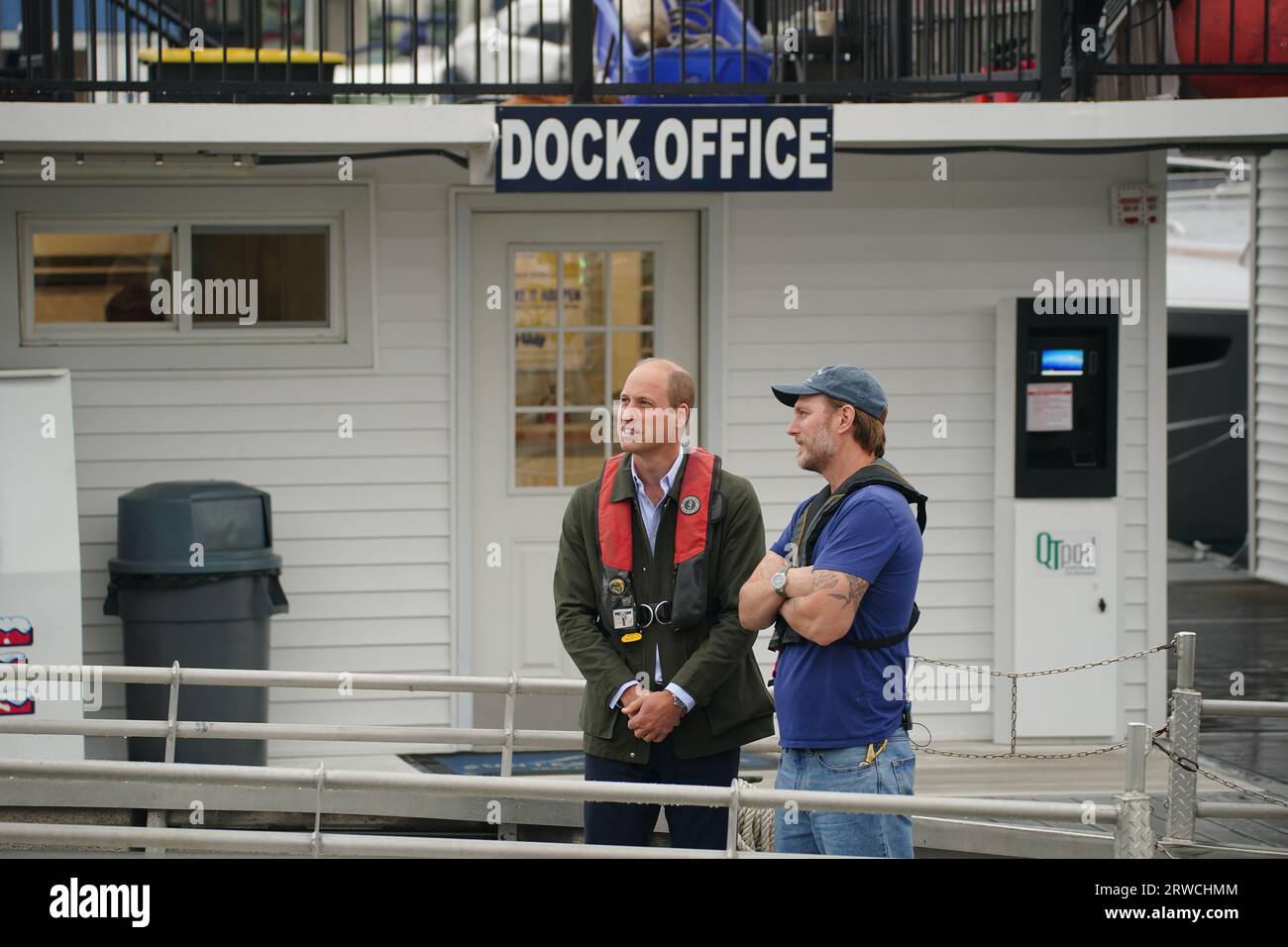 Il principe di Galles incontra Pete Malinowski direttore esecutivo e co-fondatore del progetto Billion Oyster durante le sue visite al progetto Billion Oyster presso la Liberty Landing Marina durante una visita di due giorni a New York negli Stati Uniti. Billion Oyster Project è un'organizzazione no-profit che ha la missione di ripristinare le barriere coralline di ostriche nel porto di New York attraverso iniziative di educazione pubblica. Data immagine: Lunedì 18 settembre 2023. Foto Stock