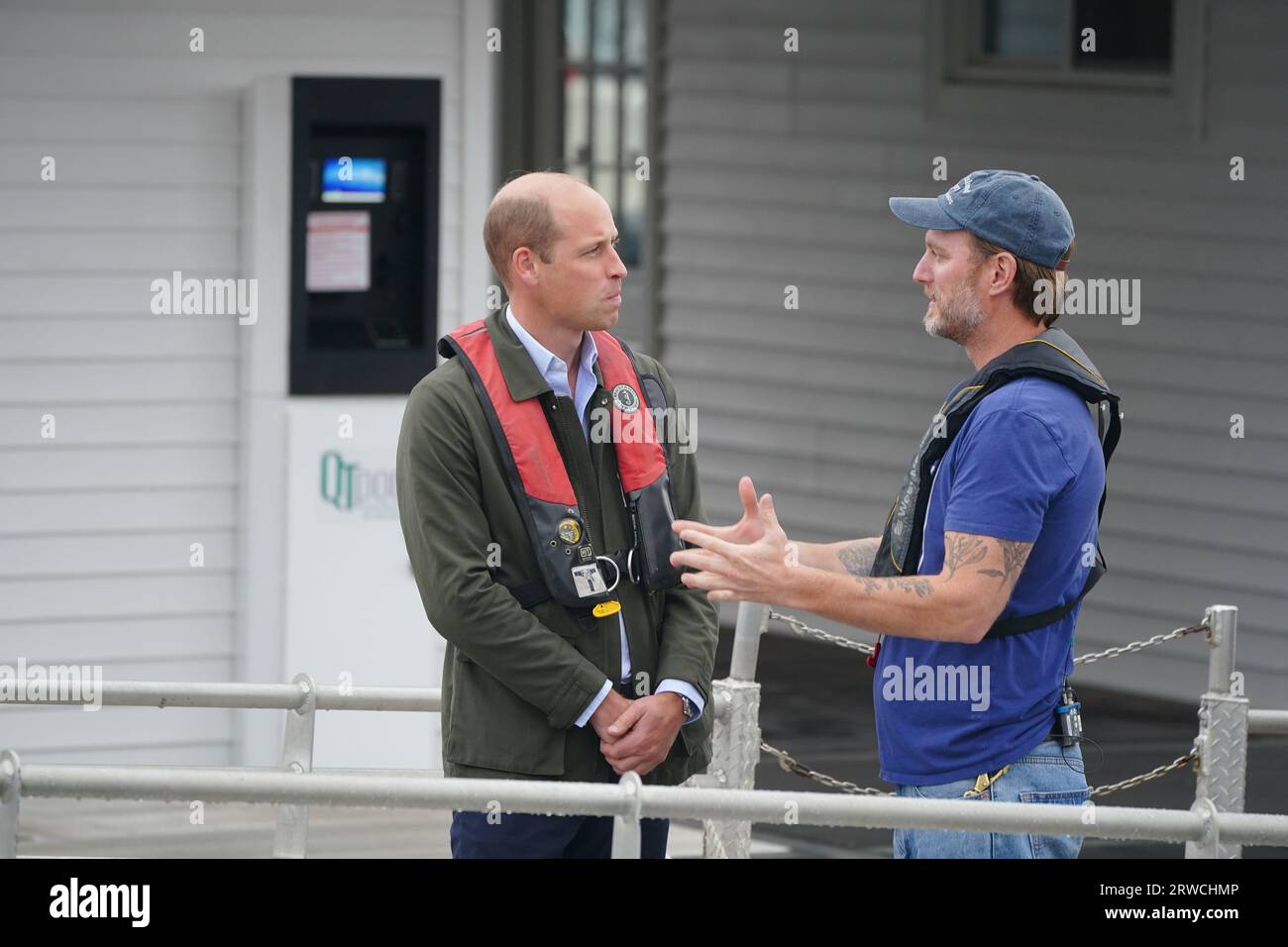 Il principe di Galles incontra Pete Malinowski direttore esecutivo e co-fondatore del progetto Billion Oyster durante le sue visite al progetto Billion Oyster presso la Liberty Landing Marina durante una visita di due giorni a New York negli Stati Uniti. Billion Oyster Project è un'organizzazione no-profit che ha la missione di ripristinare le barriere coralline di ostriche nel porto di New York attraverso iniziative di educazione pubblica. Data immagine: Lunedì 18 settembre 2023. Foto Stock