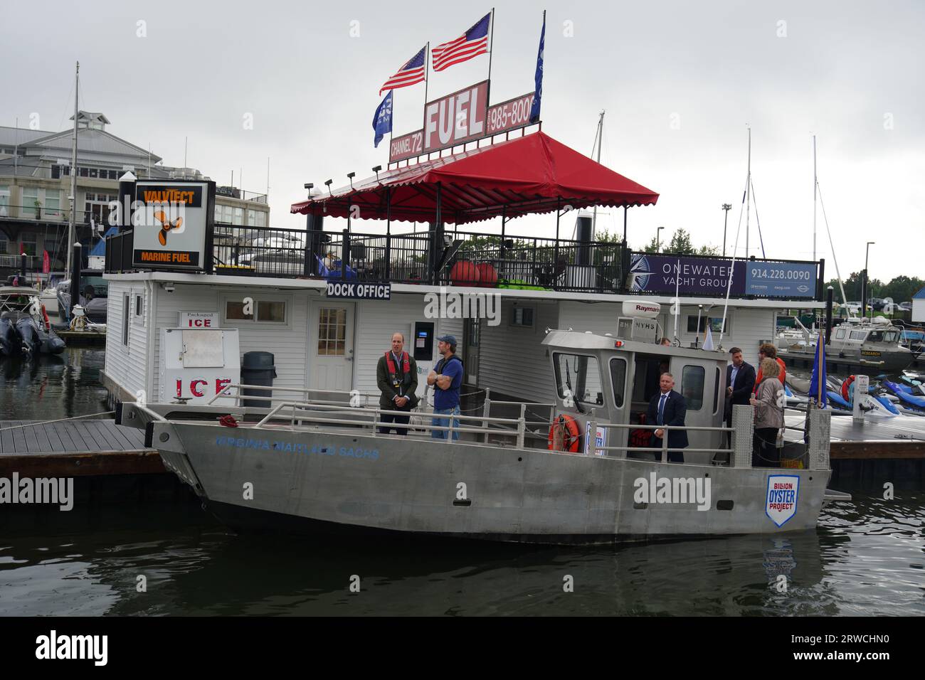 Il principe di Galles incontra Pete Malinowski direttore esecutivo e co-fondatore del progetto Billion Oyster durante le sue visite al progetto Billion Oyster presso la Liberty Landing Marina durante una visita di due giorni a New York negli Stati Uniti. Billion Oyster Project è un'organizzazione no-profit che ha la missione di ripristinare le barriere coralline di ostriche nel porto di New York attraverso iniziative di educazione pubblica. Data immagine: Lunedì 18 settembre 2023. Foto Stock