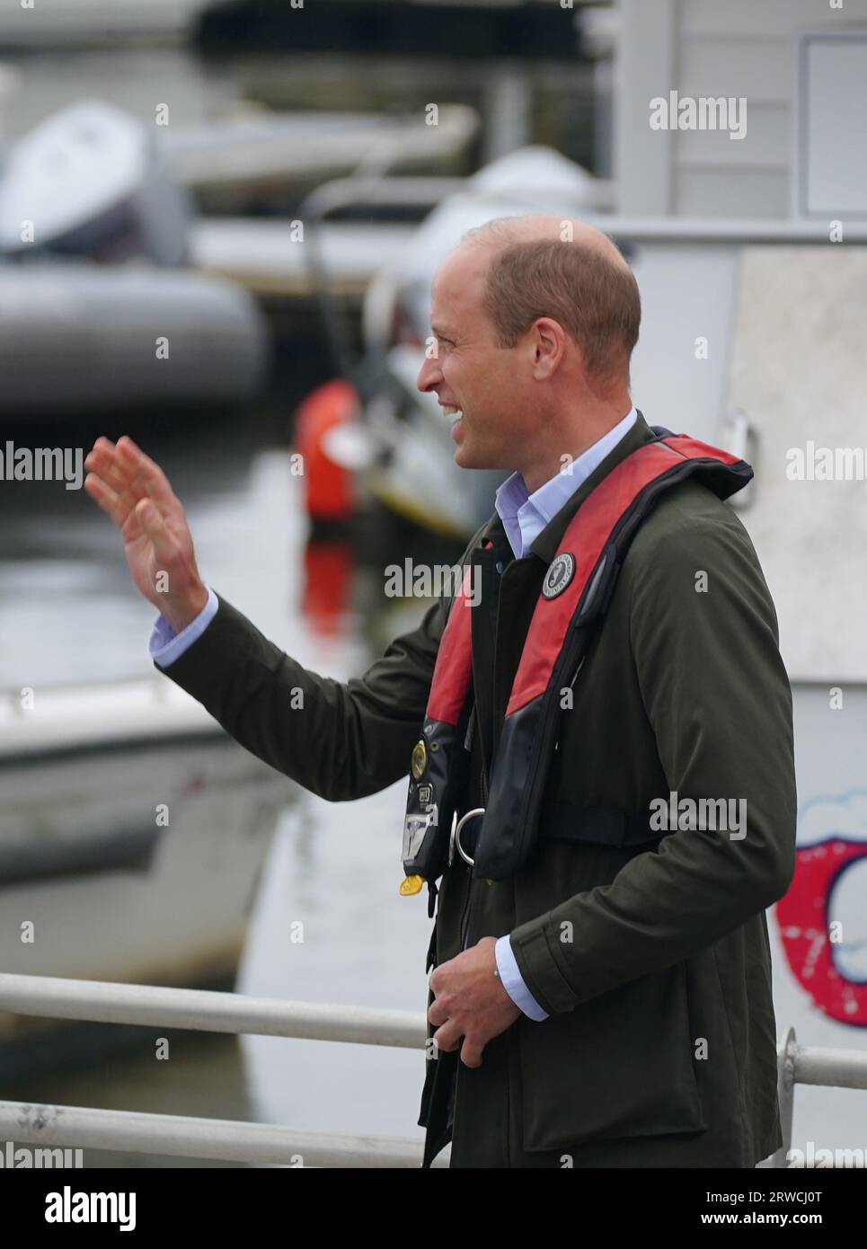 Il Principe di Galles durante la sua visita al progetto Billion Oyster presso la Liberty Landing Marina durante una visita di due giorni a New York negli Stati Uniti. Billion Oyster Project è un'organizzazione no-profit che ha la missione di ripristinare le barriere coralline di ostriche nel porto di New York attraverso iniziative di educazione pubblica. Data immagine: Lunedì 18 settembre 2023. Foto Stock