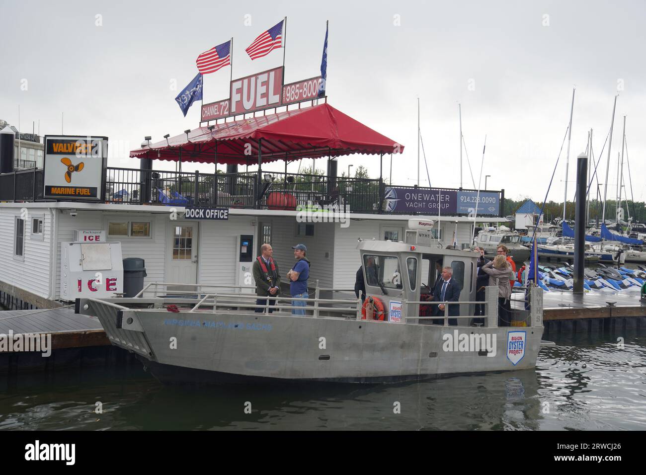 Il principe di Galles incontra Pete Malinowski direttore esecutivo e co-fondatore del progetto Billion Oster durante la sua visita al progetto Billion Oyster presso la Liberty Landing Marina durante una visita di due giorni a New York negli Stati Uniti. Billion Oyster Project è un'organizzazione no-profit che ha la missione di ripristinare le barriere coralline di ostriche nel porto di New York attraverso iniziative di educazione pubblica. Data immagine: Lunedì 18 settembre 2023. Foto Stock