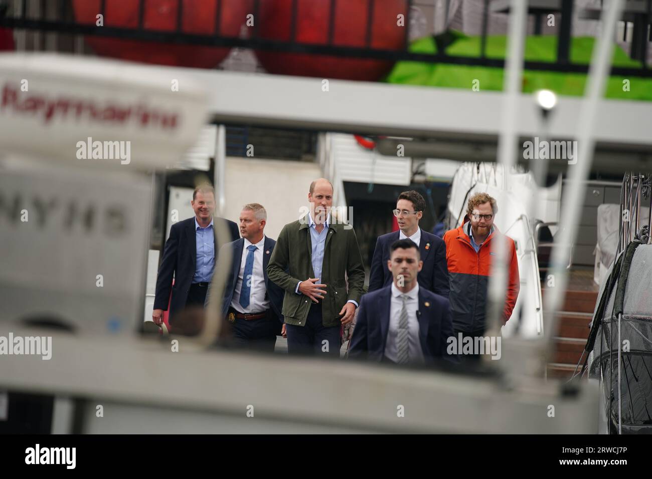 Il Principe di Galles durante la sua visita al progetto Billion Oyster presso la Liberty Landing Marina durante una visita di due giorni a New York negli Stati Uniti. Billion Oyster Project è un'organizzazione no-profit che ha la missione di ripristinare le barriere coralline di ostriche nel porto di New York attraverso iniziative di educazione pubblica. Data immagine: Lunedì 18 settembre 2023. Foto Stock