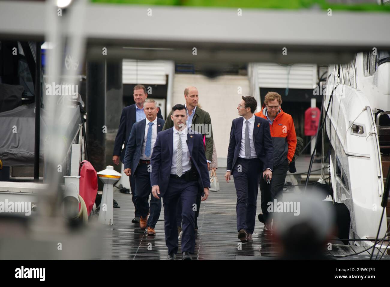 Il Principe di Galles durante la sua visita al progetto Billion Oyster presso la Liberty Landing Marina durante una visita di due giorni a New York negli Stati Uniti. Billion Oyster Project è un'organizzazione no-profit che ha la missione di ripristinare le barriere coralline di ostriche nel porto di New York attraverso iniziative di educazione pubblica. Data immagine: Lunedì 18 settembre 2023. Foto Stock
