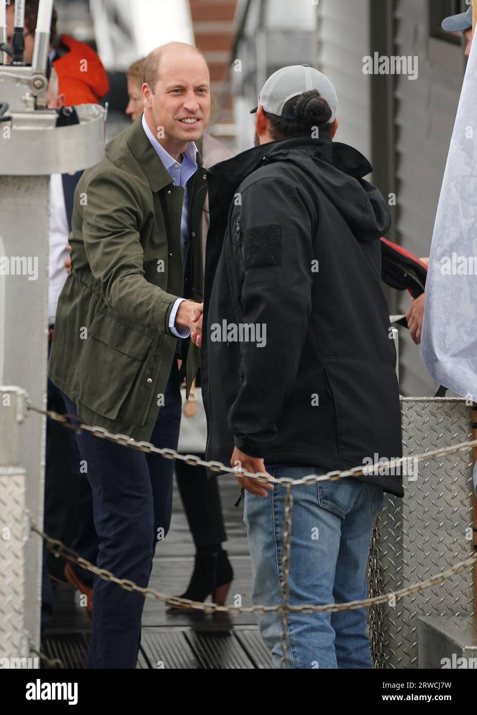 Il Principe di Galles durante la sua visita al progetto Billion Oyster presso la Liberty Landing Marina durante una visita di due giorni a New York negli Stati Uniti. Billion Oyster Project è un'organizzazione no-profit che ha la missione di ripristinare le barriere coralline di ostriche nel porto di New York attraverso iniziative di educazione pubblica. Data immagine: Lunedì 18 settembre 2023. Foto Stock