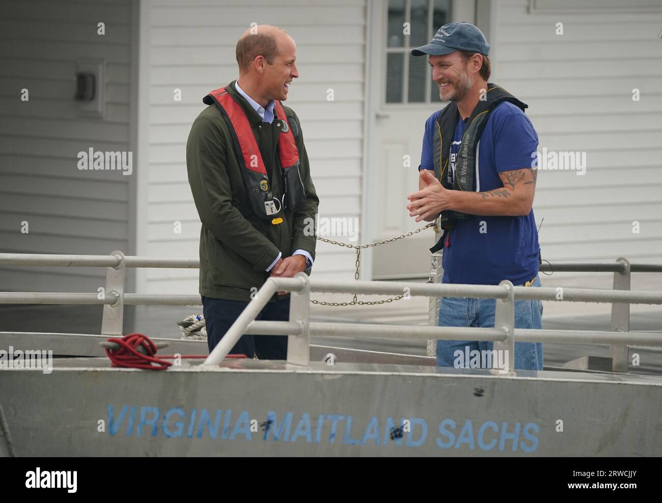 Il principe di Galles incontra Pete Malinowski direttore esecutivo e co-fondatore del progetto Billion Oster durante la sua visita al progetto Billion Oyster presso la Liberty Landing Marina durante una visita di due giorni a New York negli Stati Uniti. Billion Oyster Project è un'organizzazione no-profit che ha la missione di ripristinare le barriere coralline di ostriche nel porto di New York attraverso iniziative di educazione pubblica. Data immagine: Lunedì 18 settembre 2023. Foto Stock