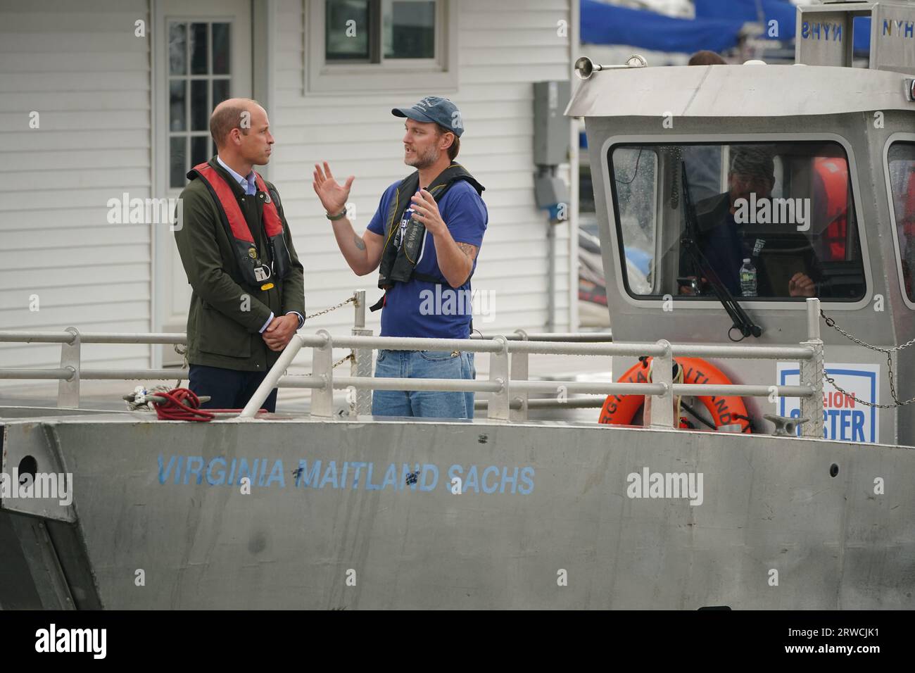 Il principe di Galles incontra Pete Malinowski direttore esecutivo e co-fondatore del progetto Billion Oster durante la sua visita al progetto Billion Oyster presso la Liberty Landing Marina durante una visita di due giorni a New York negli Stati Uniti. Billion Oyster Project è un'organizzazione no-profit che ha la missione di ripristinare le barriere coralline di ostriche nel porto di New York attraverso iniziative di educazione pubblica. Data immagine: Lunedì 18 settembre 2023. Foto Stock