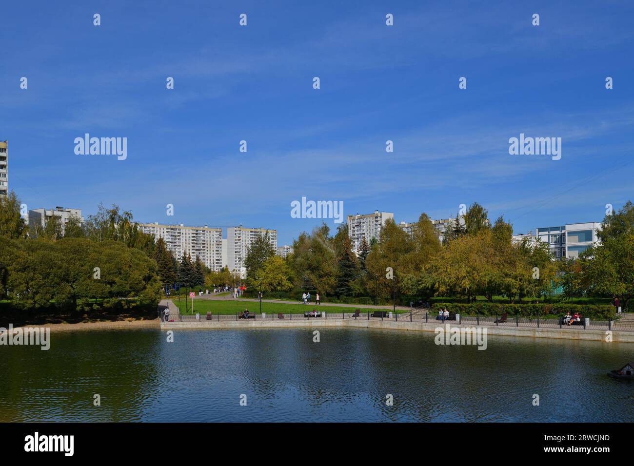 Mosca, Russia - 17 settembre. 2023. Argine dello stagno di Mikhailovsky nello Zelenograd Foto Stock
