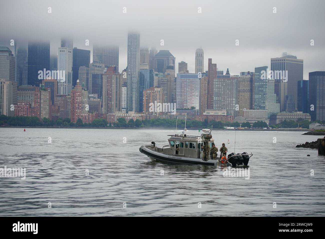 Una barca della Guardia Costiera americana attende l'arrivo del Principe di Galles per la sua visita al progetto Billion Oyster presso la Liberty Landing Marina durante una visita di due giorni a New York negli Stati Uniti. Billion Oyster Project è un'organizzazione no-profit che ha la missione di ripristinare le barriere coralline di ostriche nel porto di New York attraverso iniziative di educazione pubblica. Data immagine: Lunedì 18 settembre 2023. Foto Stock