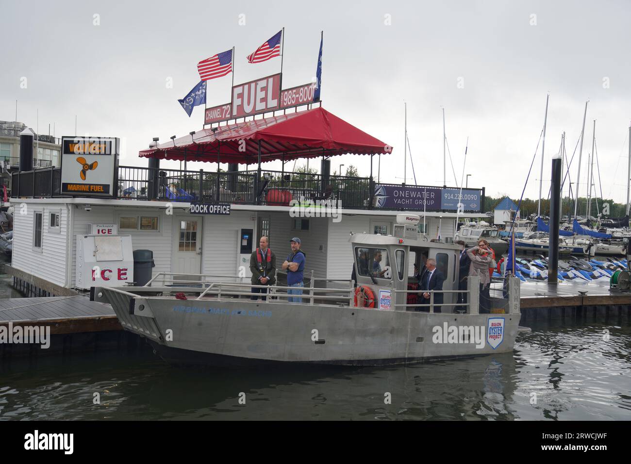Il principe di Galles incontra Pete Malinowski direttore esecutivo e co-fondatore del progetto Billion Oster durante la sua visita al progetto Billion Oyster presso la Liberty Landing Marina durante una visita di due giorni a New York negli Stati Uniti. Billion Oyster Project è un'organizzazione no-profit che ha la missione di ripristinare le barriere coralline di ostriche nel porto di New York attraverso iniziative di educazione pubblica. Data immagine: Lunedì 18 settembre 2023. Foto Stock