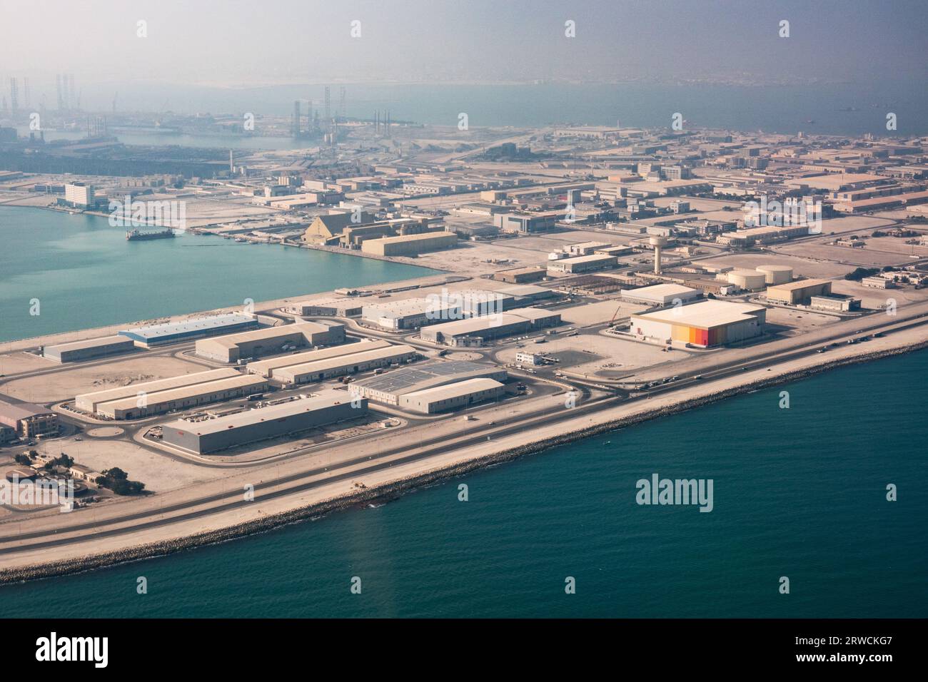 Magazzini industriali e stoccaggio costruiti su un'isola artificiale in Bahrain Foto Stock
