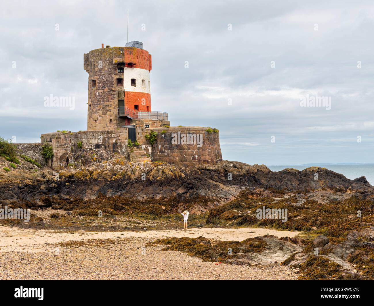 Una torre costiera con vedute meravigliose, la torre è divisa su quattro livelli con una grande terrazza al piano terra e una terrazza sul tetto. Foto Stock