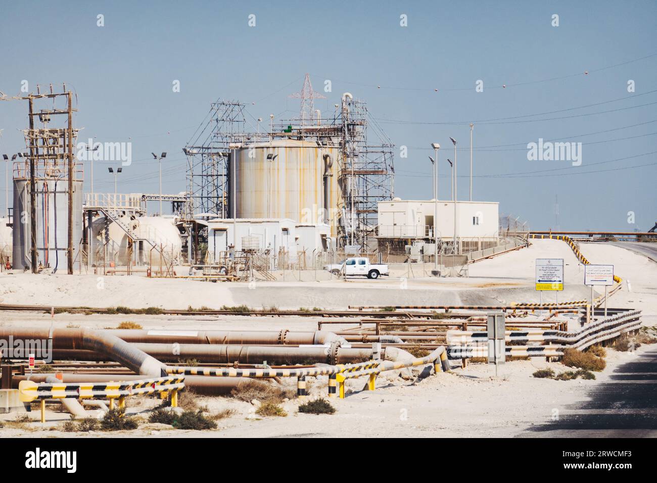 Gasdotti e oleodotti e infrastrutture di trasformazione nel deserto del Bahrein Foto Stock