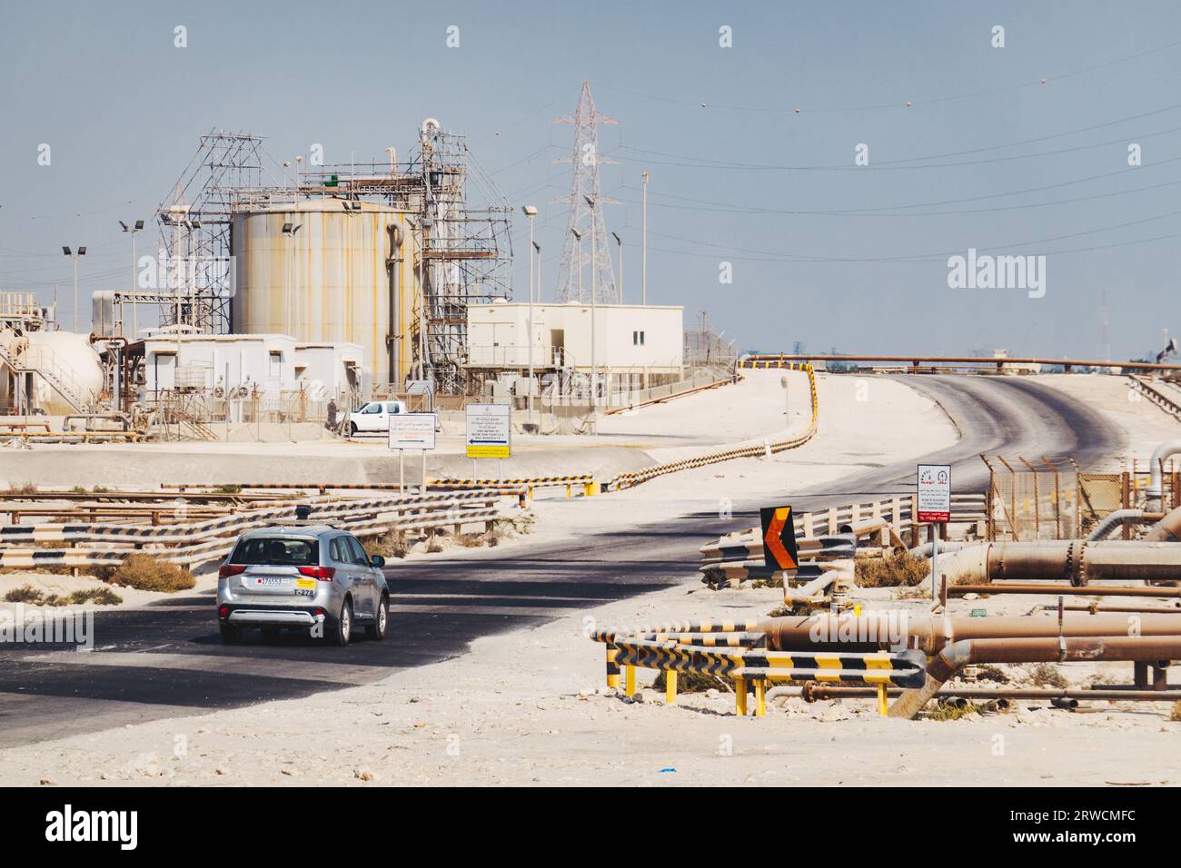Gasdotti e infrastrutture di trasformazione del gas naturale nel deserto del Bahrein Foto Stock