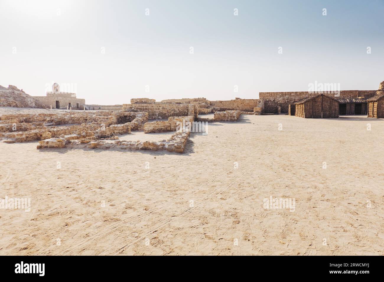 Antiche mura in pietra di Qall'at al-Bahrain, un forte del Bahrein risalente al 2300 a.C. e abbandonato dai portoghesi nel XVI secolo Foto Stock