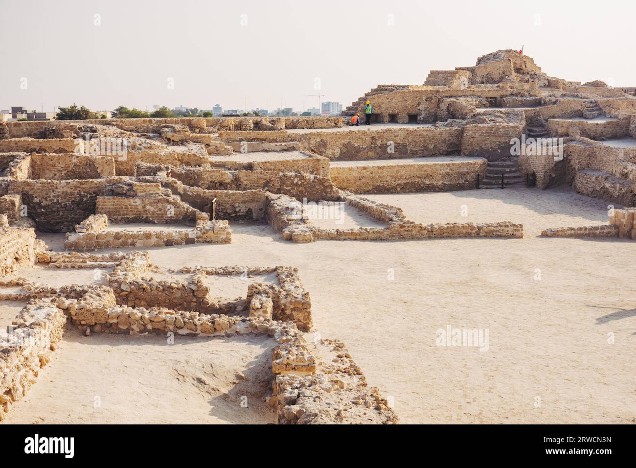 Qall'at al-Bahrain, un forte risalente al 2300 a.C. e abbandonato dai portoghesi nel XVI secolo, sulla costa settentrionale dell'isola del Bahrain Foto Stock