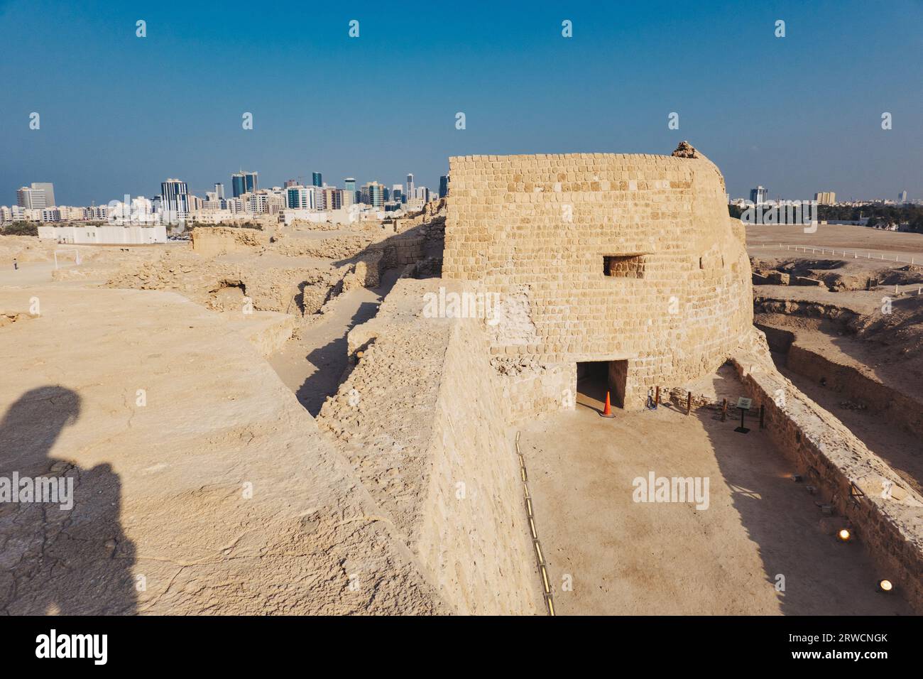 Un edificio restaurato presso il forte del Bahrain, che risale alla civiltà Dilmun nel 2300 a.C. poi più recentemente i portoghesi nel XVI secolo Foto Stock