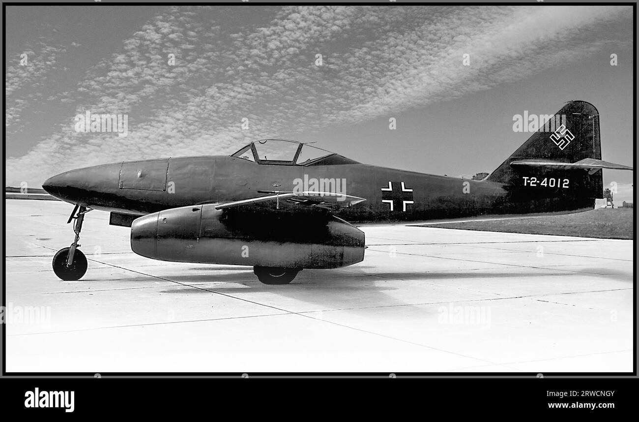 CACCIA A REAZIONE NAZISTA seconda guerra mondiale Messerschmitt me-262 caccia a reazione della Luftwaffe nazista 1945 Archivio seconda guerra mondiale il Messerschmitt me 262, soprannominato Schwalbe (tedesco: "Rondine") nelle versioni da caccia, o Sturmvogel (tedesco: "Storm Bird") nelle versioni da caccia-bombardiere, è stato il primo aereo da caccia operativo a reazione al mondo, che ha avuto status operativo con la Luftwaffe fino alla metà del 1944. Il me 262 era più veloce e più pesantemente armato di qualsiasi altro caccia alleato. Uno dei più avanzati progetti aeronautici in uso operativo durante la seconda guerra mondiale Foto Stock
