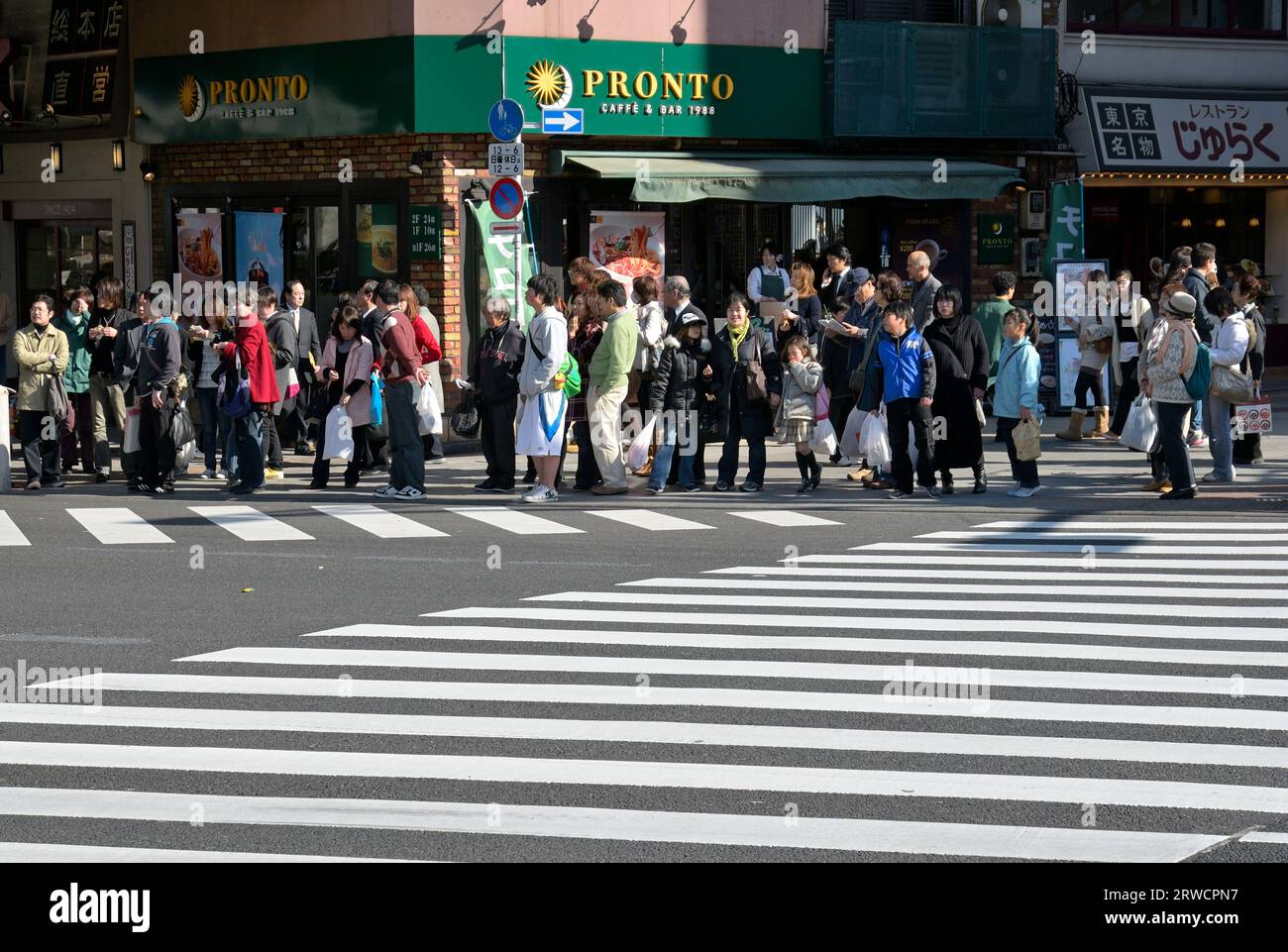 Vita quotidiana intorno alla stazione JR di Ueno, Tokyo Ueno JP Foto Stock
