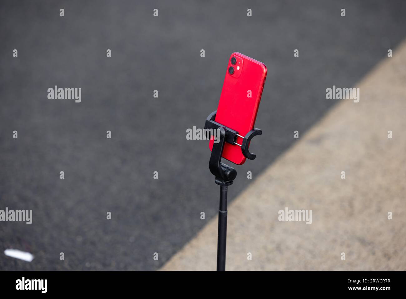 Utilizzo di uno smartphone come una fotocamera professionale su cavalletto. Foto Stock