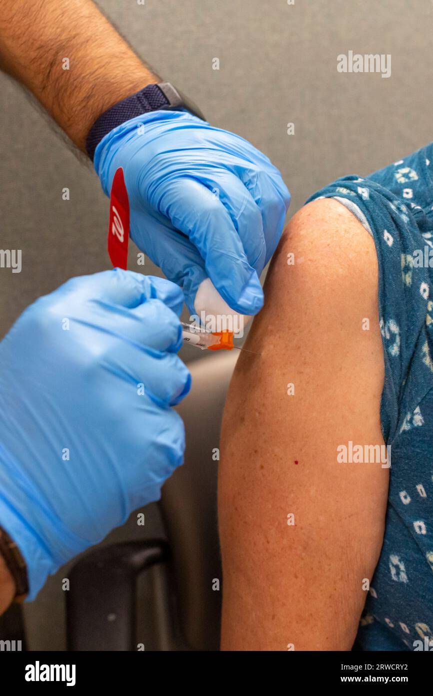 Detroit, Michigan, USA. 18 settembre 2023. Susan Newell, 74 anni, ottiene una delle prime immunizzazioni covid aggiornate somministrate in una farmacia Walgreens locale. Il nuovo vaccino è destinato a proteggere contro una variante Covid chiamata XBB.1,5. Crediti: Jim West/Alamy Live News Foto Stock
