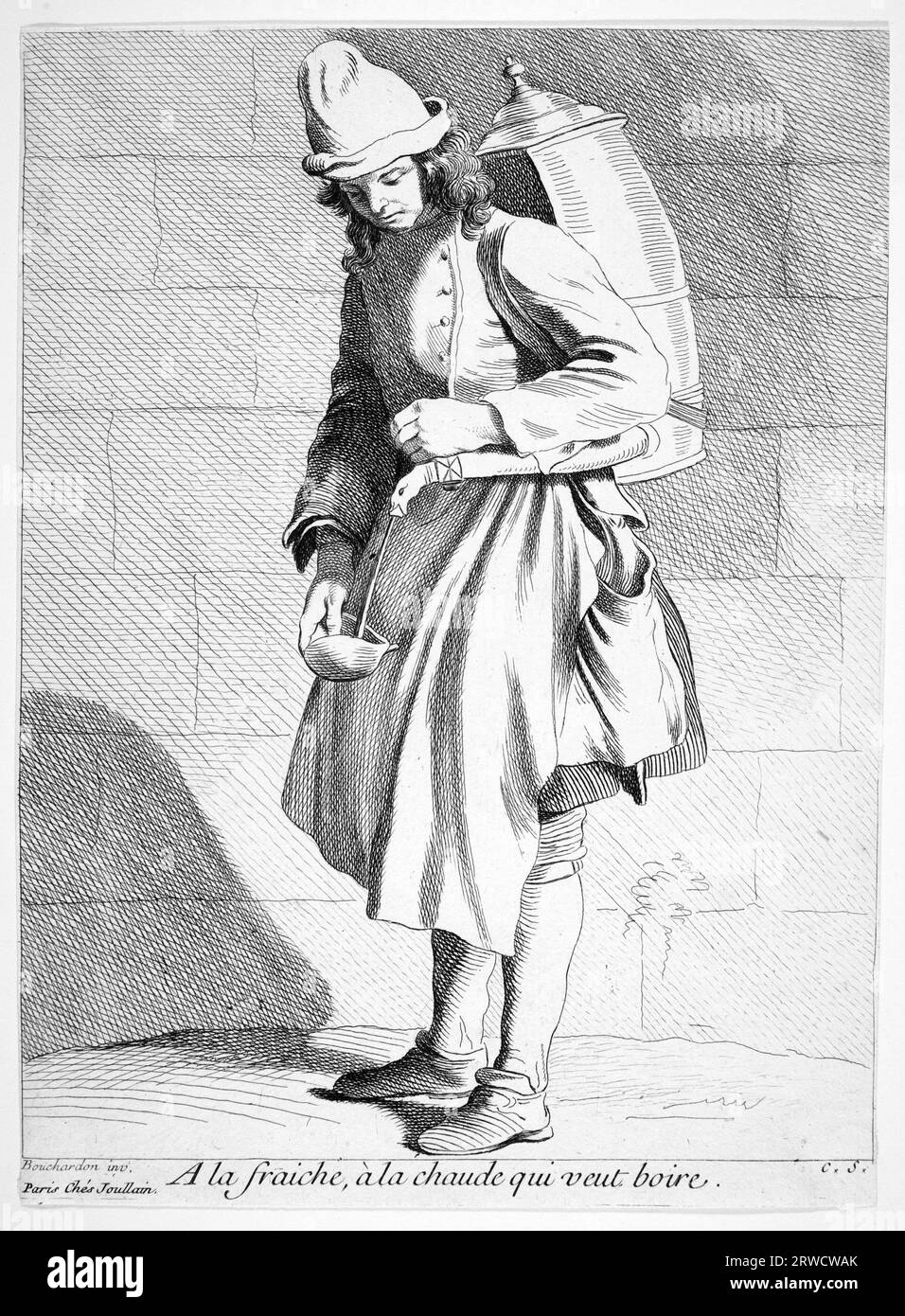 Incisione di un venditore di strada maschile in Francia, che porta un grande contenitore sulla schiena, da cui versa un drink in una tazza. circa 1737 Foto Stock