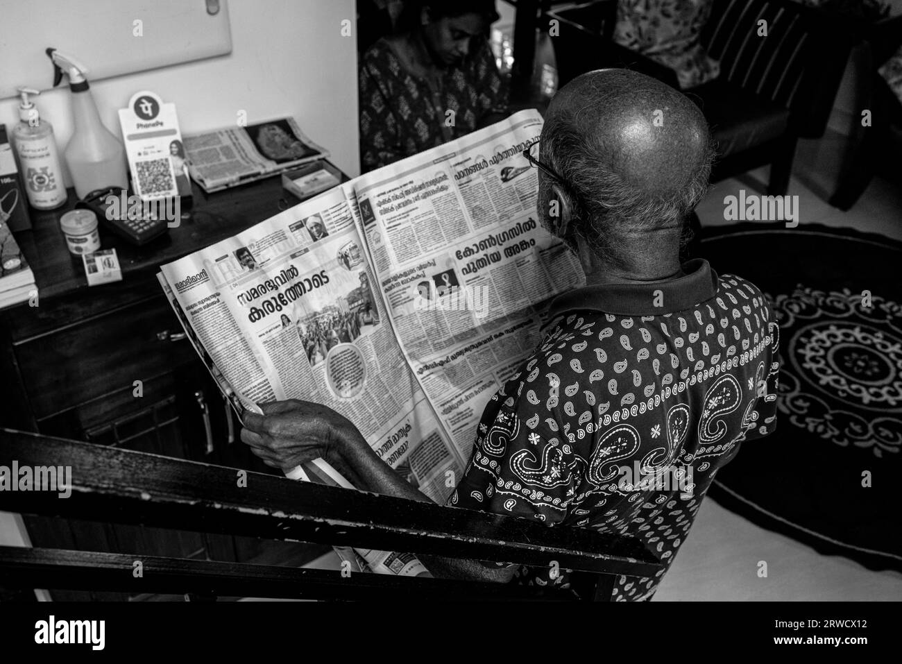 Delhi, Delhi India - 05 11 2022: Vecchio che legge il giornale Foto Stock