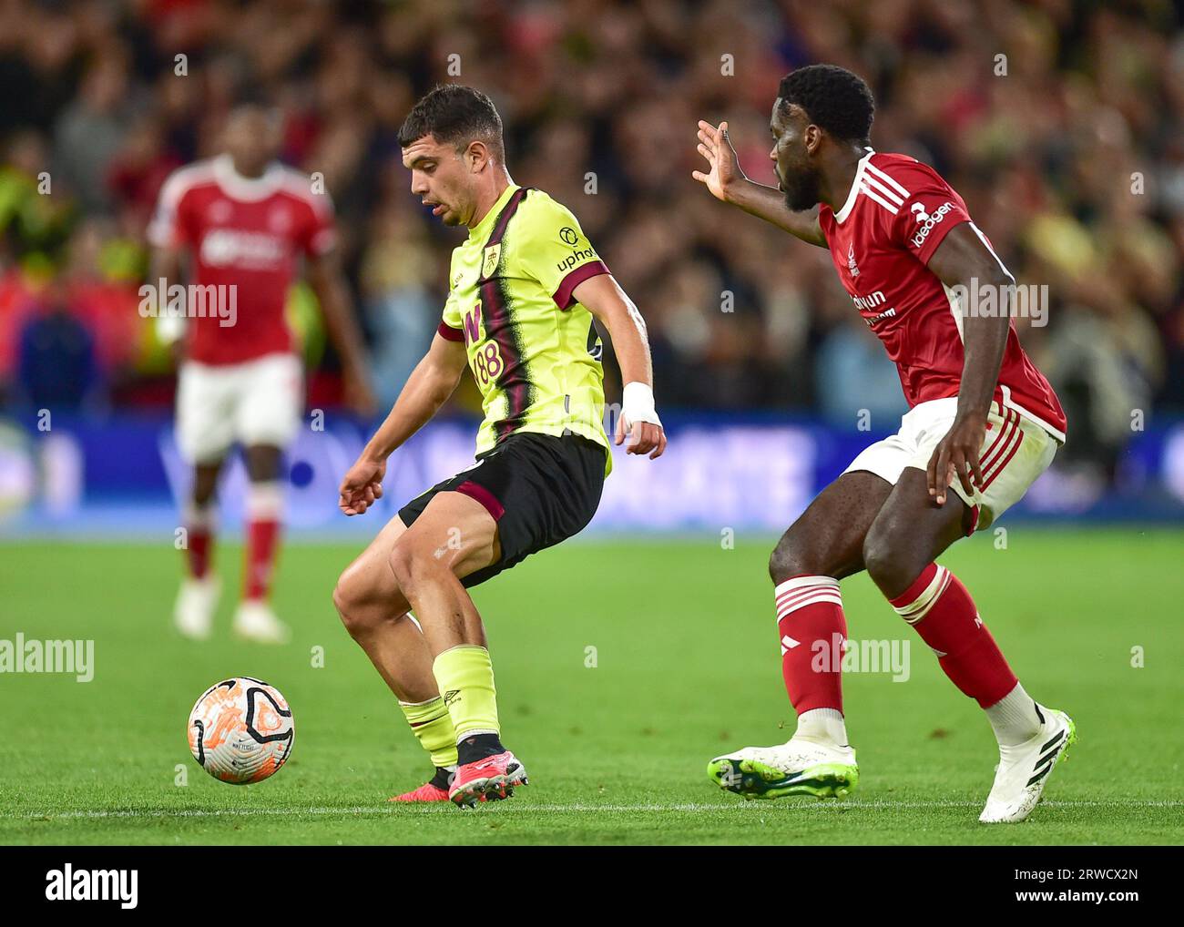 Nottingham, Regno Unito. 18 settembre 2023. *** Durante la partita di Premier League tra Nottingham Forest e Burnley al City Ground, Nottingham, Inghilterra, il 18 settembre 2023. Foto di Mark Dunn. Solo per uso editoriale, licenza necessaria per uso commerciale. Nessun utilizzo in scommesse, giochi o pubblicazioni di un singolo club/campionato/giocatore. Credito: UK Sports Pics Ltd/Alamy Live News Foto Stock