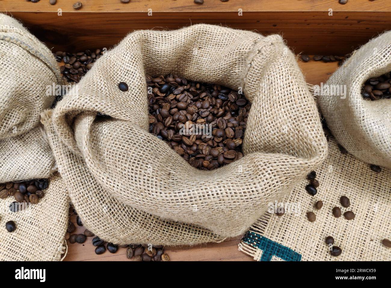 Sacchetti di chicchi di caffè in vendita su una bancarella di mercato. Foto Stock
