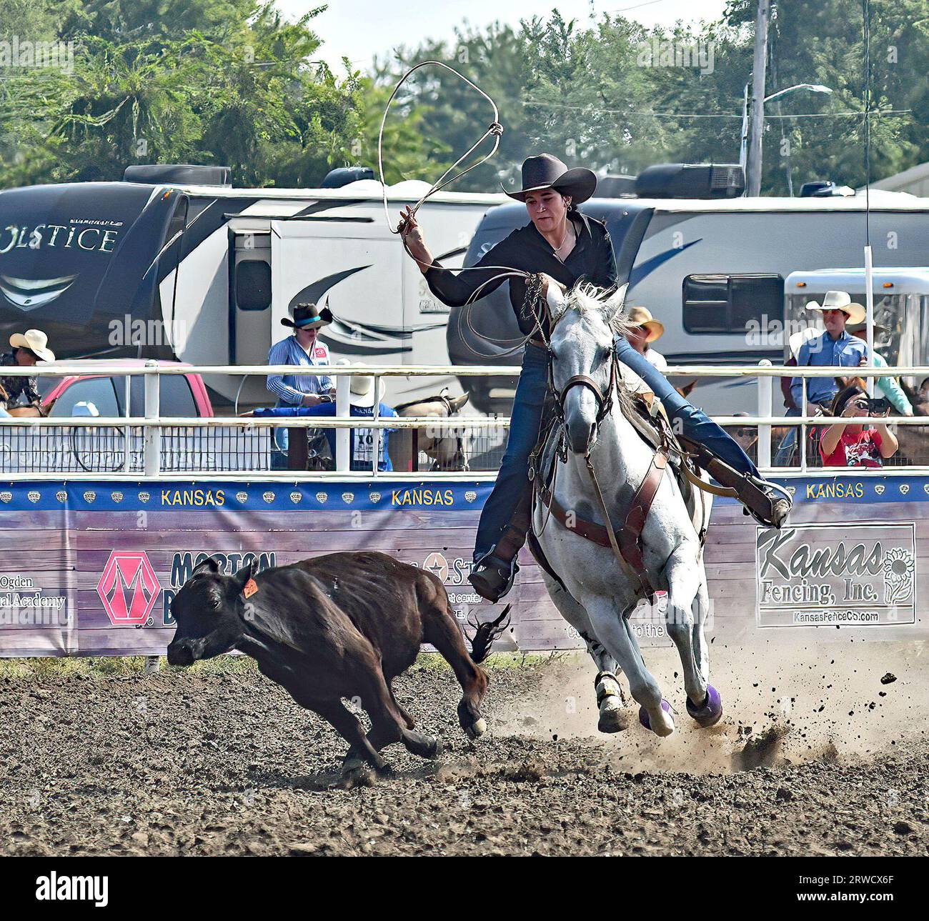 EMPORIA, KANSAS - 17 SETTEMBRE 2023 durante l'evento di rapina breakaway Maggie Hart di Paola viene vista a cavallo mentre gira il suo lazo mentre insegue il polpaccio lungo l'arena Foto Stock