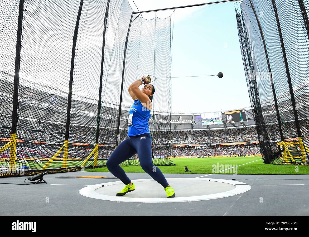 Mayra Alexandra Gaviria della Columbia gareggia nel gruppo B di martello femminile il giorno 5 ai Campionati mondiali di atletica leggera della National Athletics C. Foto Stock
