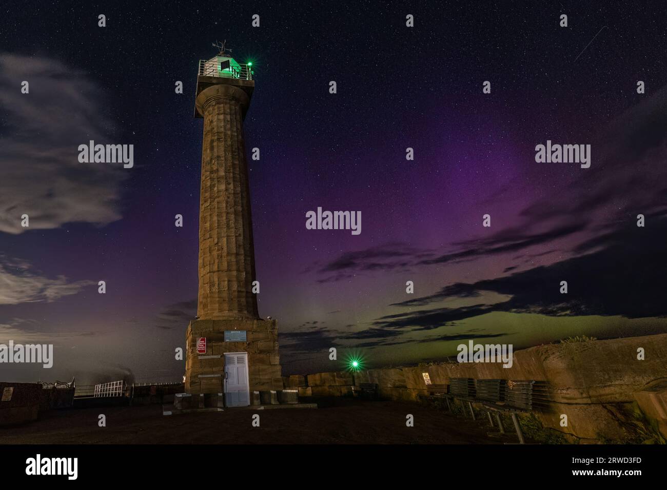 Aurora Borealis, conosciuta anche come l'aurora boreale abbaglia la costa del North Yorkshire a Whitby Harbour, Whitby, Regno Unito, 18 settembre 2023 (foto di Mark Cosgrove/News Images) Foto Stock