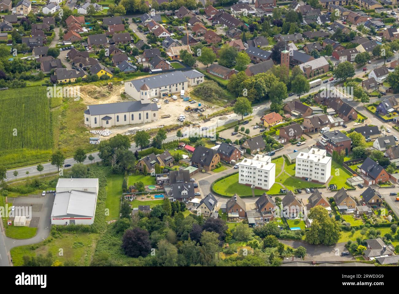 Vista aerea, uftbild, St Chiesa Georg e centro comunale di St Georg, cantiere e nuovo edificio Chiesa Ortodossa siriana di Antiochia, due alti Foto Stock