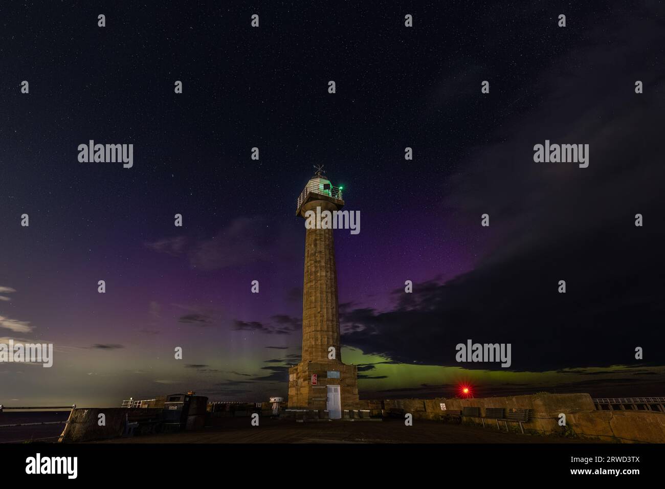 L'aurora boreale, nota anche come aurora boreale, illumina la costa del North Yorkshire a Whitby Harbour, Whitby, Regno Unito. 18 settembre 2023. (Foto di Mark Cosgrove/News Images) a Whitby, Regno Unito il 18/9/2023. (Foto di Mark Cosgrove/News Images/Sipa USA) credito: SIPA USA/Alamy Live News Foto Stock