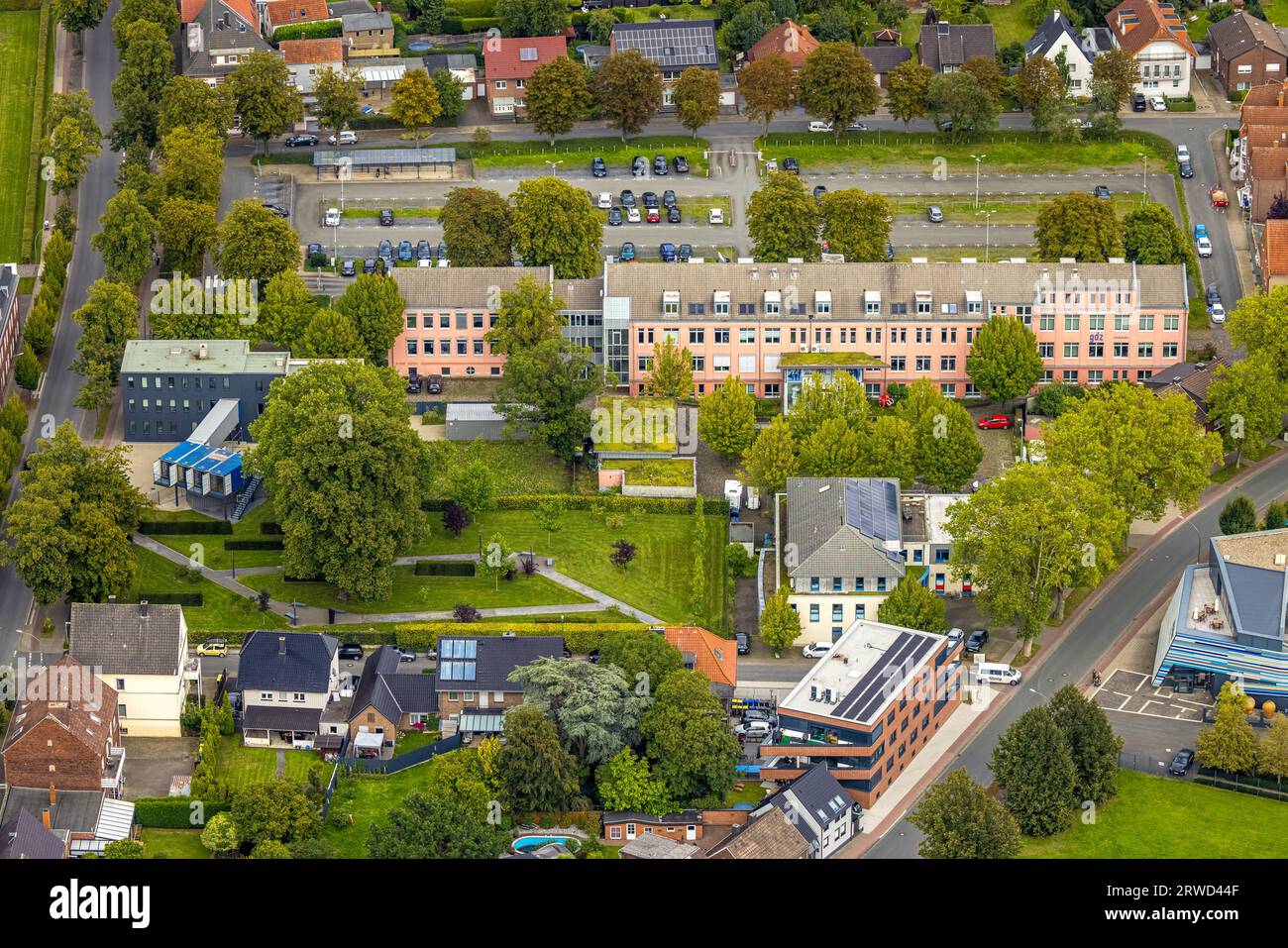 Vista aerea, uftbild, incubatore di imprese e centro servizi con facciata rosa, Caritas Sozialstation Ahlen, Ahlen, area della Ruhr, North Rhine-Westpha Foto Stock