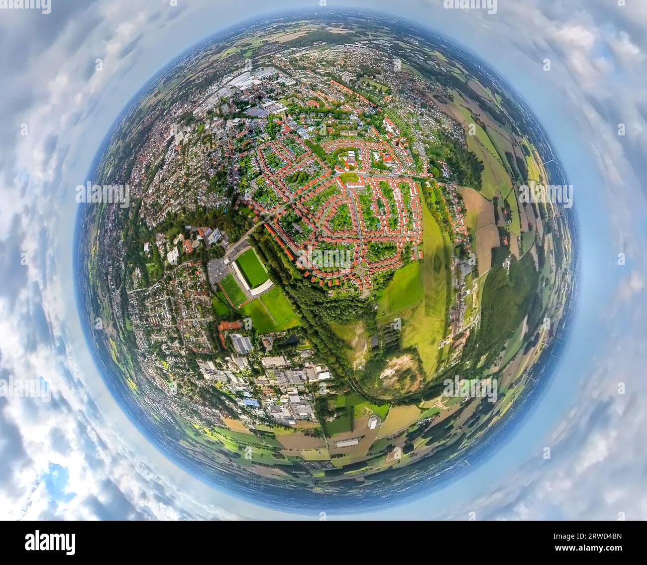 Vista aerea, insediamento di miniere di Glück-Auf, insediamento di miniere di Westfalen Ahlen con tetti rossi, Wersestadion, globo, colpo a occhio di pesce, colpo a 360 gradi, ti Foto Stock