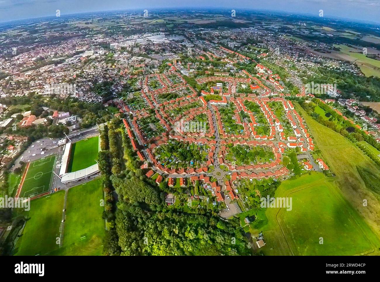 Vista aerea, insediamento di miniere di Glück-Auf, insediamento di miniere di Westfalen Ahlen con tetti rossi, Wersestadion, globo, colpo a occhio di pesce, colpo a 360 gradi, ti Foto Stock