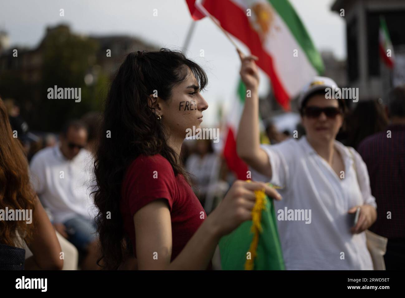 16 settembre 2023: Londra, Regno Unito.16 settembre 2023. Centinaia di persone si sono riunite a Trafalgar Square sabato per celebrare l'anniversario della morte di Mahsa Amini, la ventiduenne curdo-iraniana morta l'anno scorso sotto custodia della polizia in Iran. (Immagine di credito: © Velar Grant/ZUMA Press Wire) SOLO USO EDITORIALE! Non per USO commerciale! Foto Stock