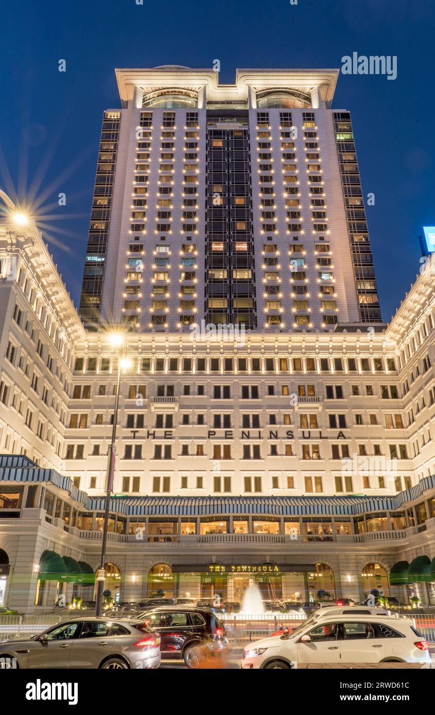 The Peninsula Hotel Hong, un lussuoso hotel di stile coloniale situato a Tsim Sha Tsui, Kowloon. L'edificio è illuminato di notte. Hong Kong - 30 agosto 2023 Foto Stock