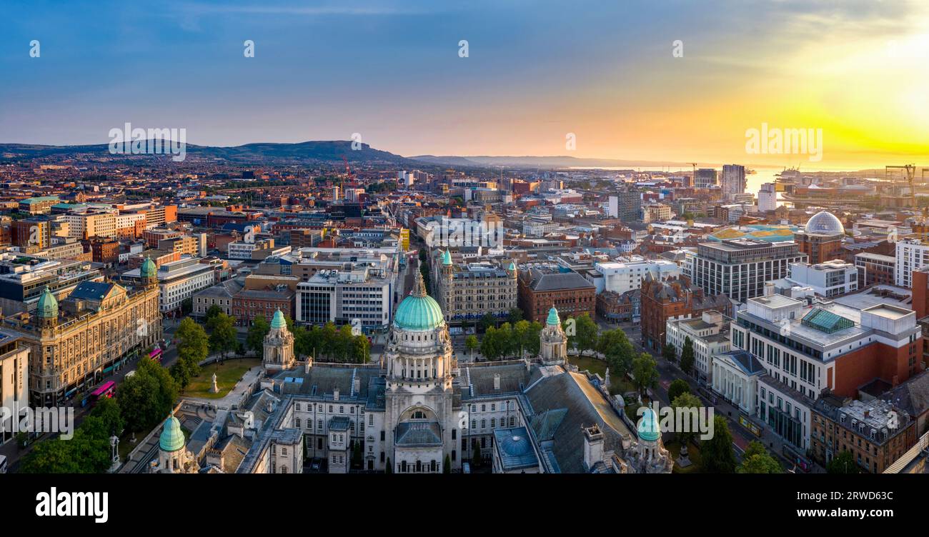 Alba estiva su Belfast City, Irlanda del Nord Foto Stock