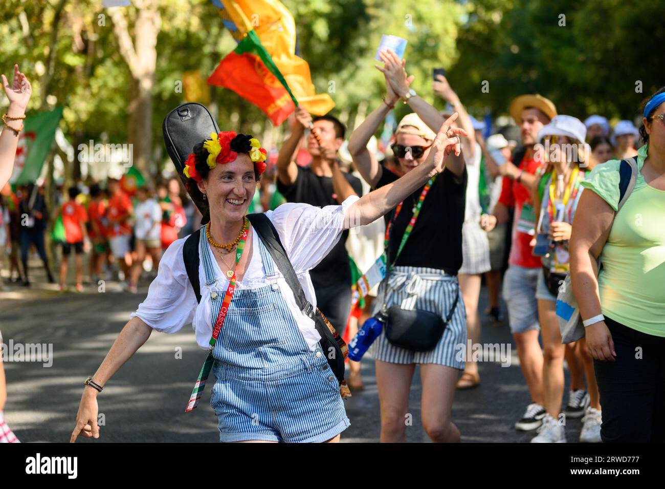 Tiritaito è una banda di culto che organizza una "festa di culto" dai pellegrini in viaggio verso la Santa messa di apertura nel Parque Eduardo VII a Lisbona, Portogallo. Foto Stock