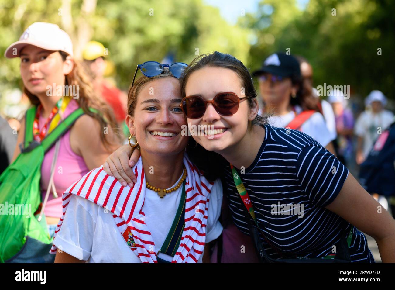 Pellegrini, ragazze francesi, che si recano in posa per una foto durante il loro viaggio verso la Santa messa di apertura nel Parque Eduardo VII a Lisbona, Portogallo. Foto Stock