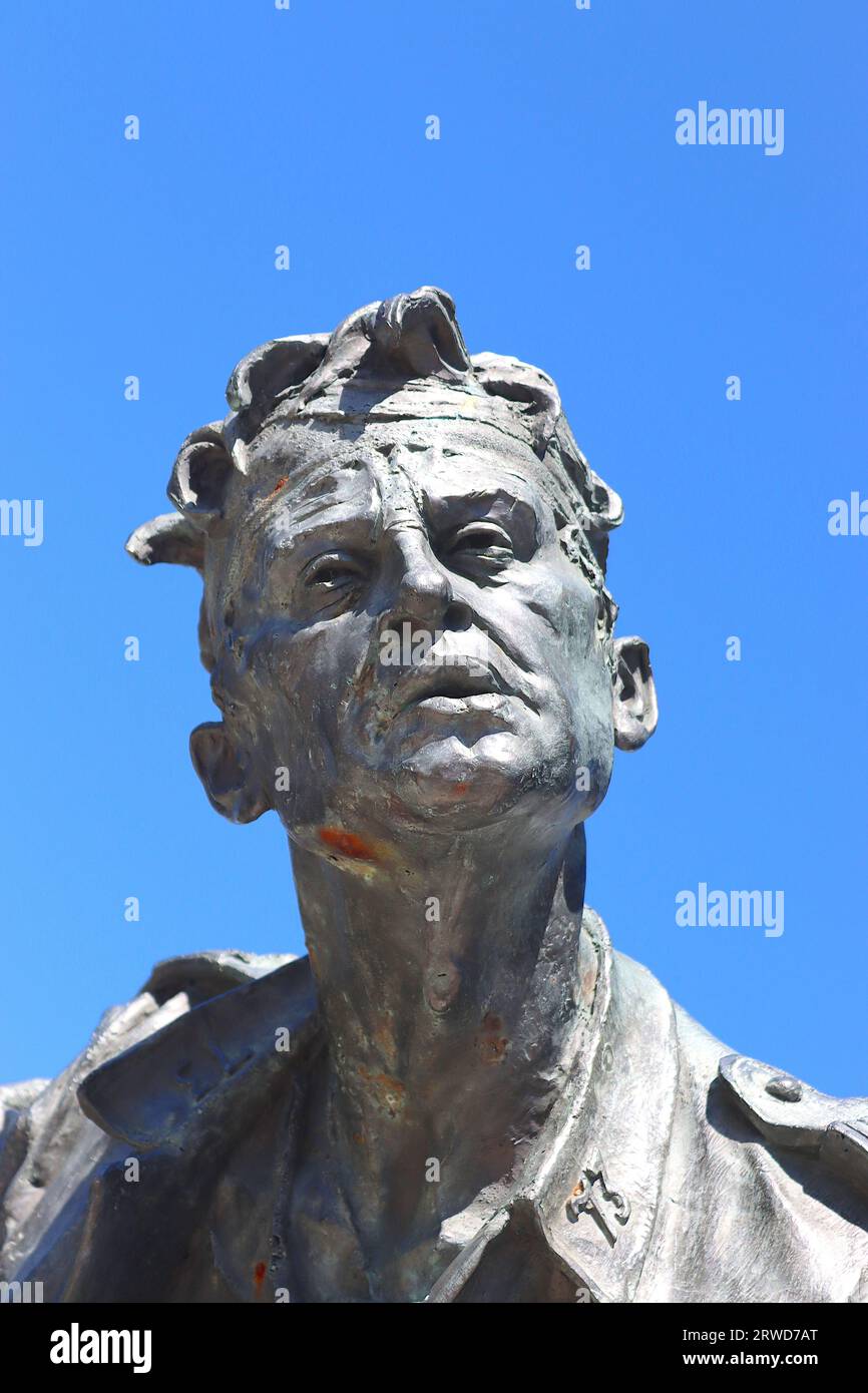 Dettaglio di un soldato ferito curato da un'infermiera, dalla scultura in bronzo "semplici Benéfica" (sempre caritatevole) di José Molares, eretta nel 2020. Foto Stock