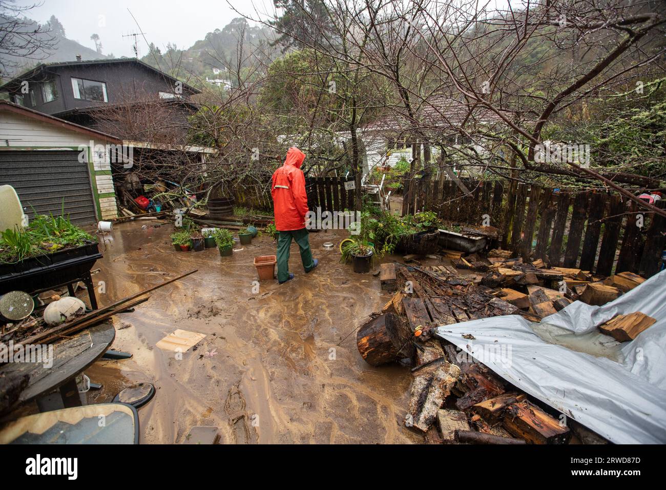 Foto di Tim Cuff - 18 agosto 2022 - alluvioni in Nelson giorno 2. Un residente di Nile Street controlla la loro proprietà che si affaccia sul fiume Maitai, Nelso Foto Stock