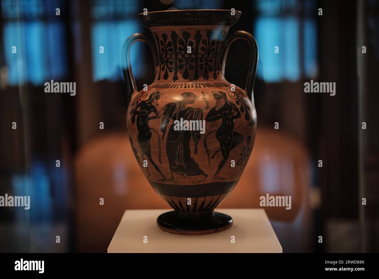 Istanbul, Turchia - 16 settembre 2023: Anfora in terracotta greca nei musei archeologici di Istanbul. Risale al vi secolo a.C. Foto Stock