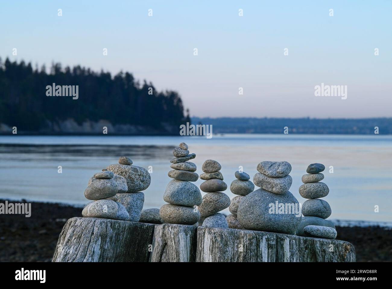 Collezione di rocce bilanciate, Ambleside Beach, West Vancouver, British Columbia, Canada Foto Stock