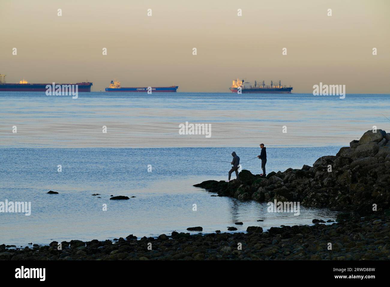 People Fishing, Ambleside Beach, West Vancouver, British Columbia, Canada Foto Stock