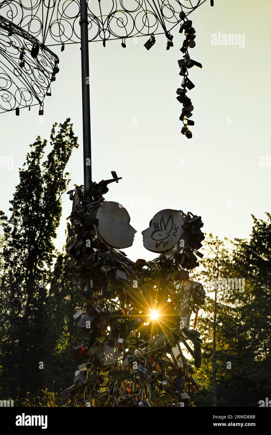 Gli amanti della scultura di bloccaggio chiamato 'l'Amore sotto la pioggia", Queen Elizabeth Park, Vancouver, British Columbia, Canada. Foto Stock