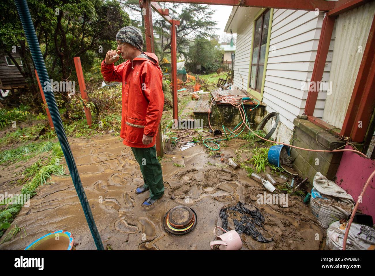 Foto di Tim Cuff - 18 agosto 2022 - alluvioni in Nelson giorno 2. Un residente di Nile Street controlla la loro proprietà che si affaccia sul fiume Maitai, Nelso Foto Stock