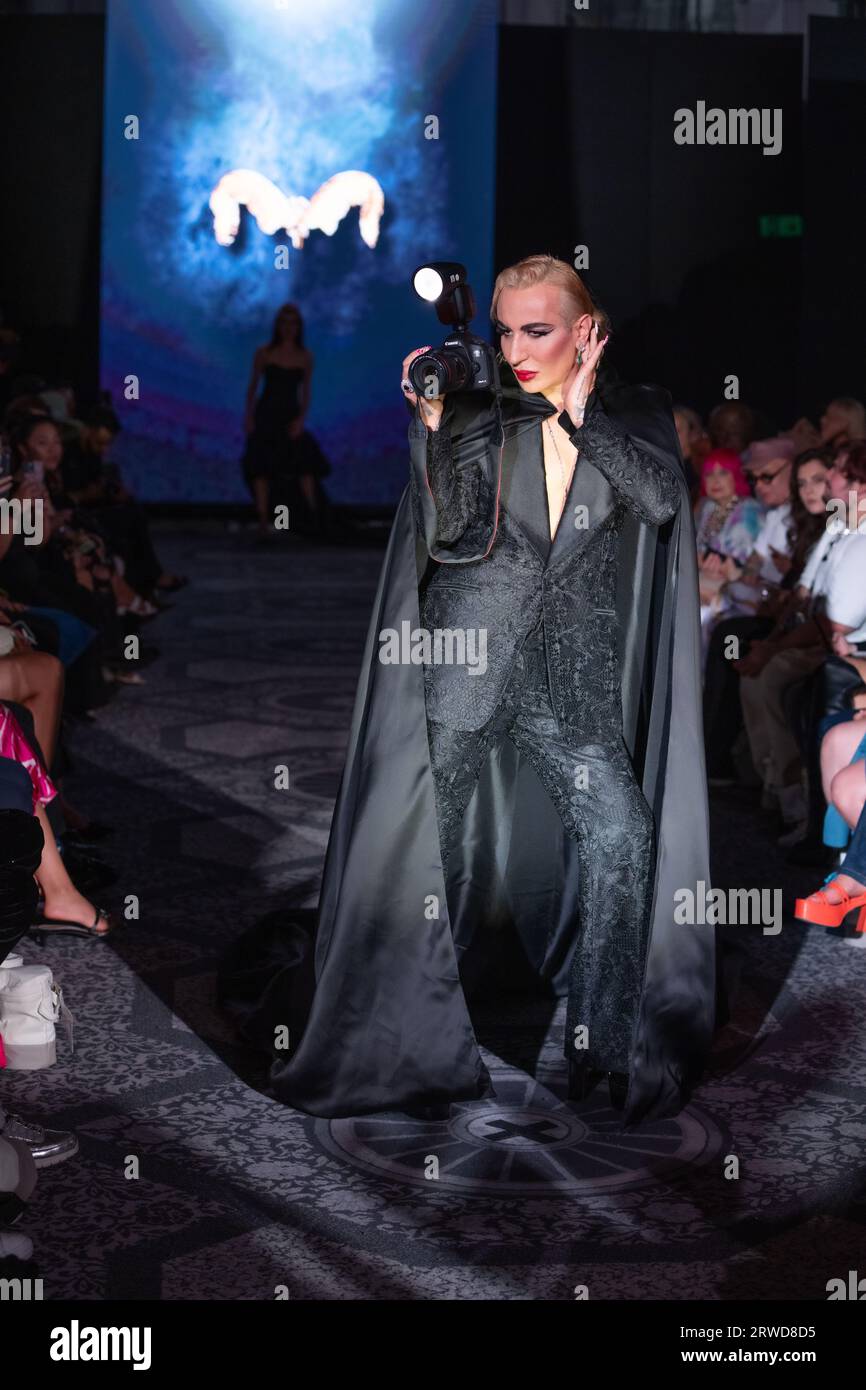 Elton Ilirjani cammina al Malan Breton London Fashion Week SS24 Runway Show a Londra, in inglese, il 15 settembre 2023 (foto di David Warren/Sipa? USA) credito: SIPA USA/Alamy Live News Foto Stock